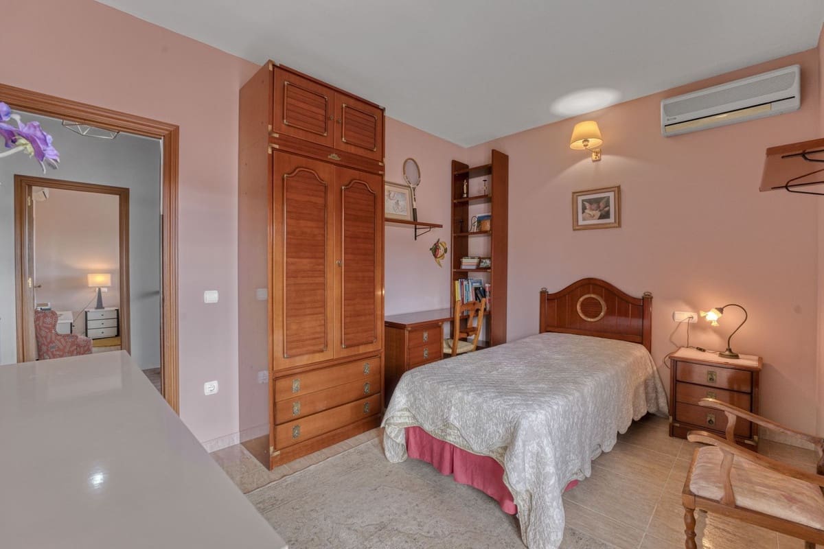 5 makuuhuone Huvila myytävänä paikassa Malaga kaupunki - 890 000 € (Ref: 9823453)