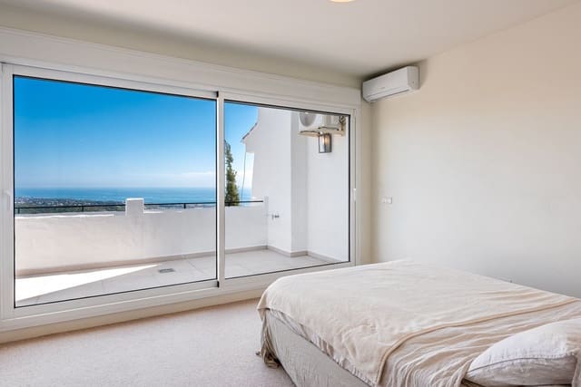 2 soveværelse Byhus til salg i Los Monteros, Marbella med swimmingpool - € 595.000 (Ref: 9823454)