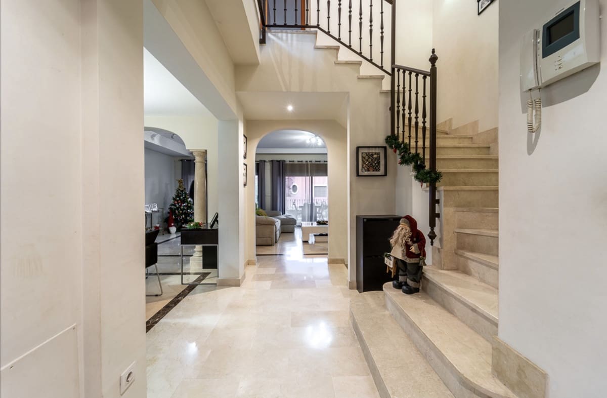 Pareado de 4 habitaciones en Estepona en venta con piscina - 665.000 € (Ref: 9823455)