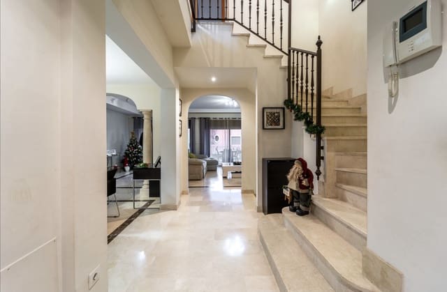 Pareado de 4 habitaciones en Centro, Estepona en venta con piscina - 665.000 € (Ref: 9823455)