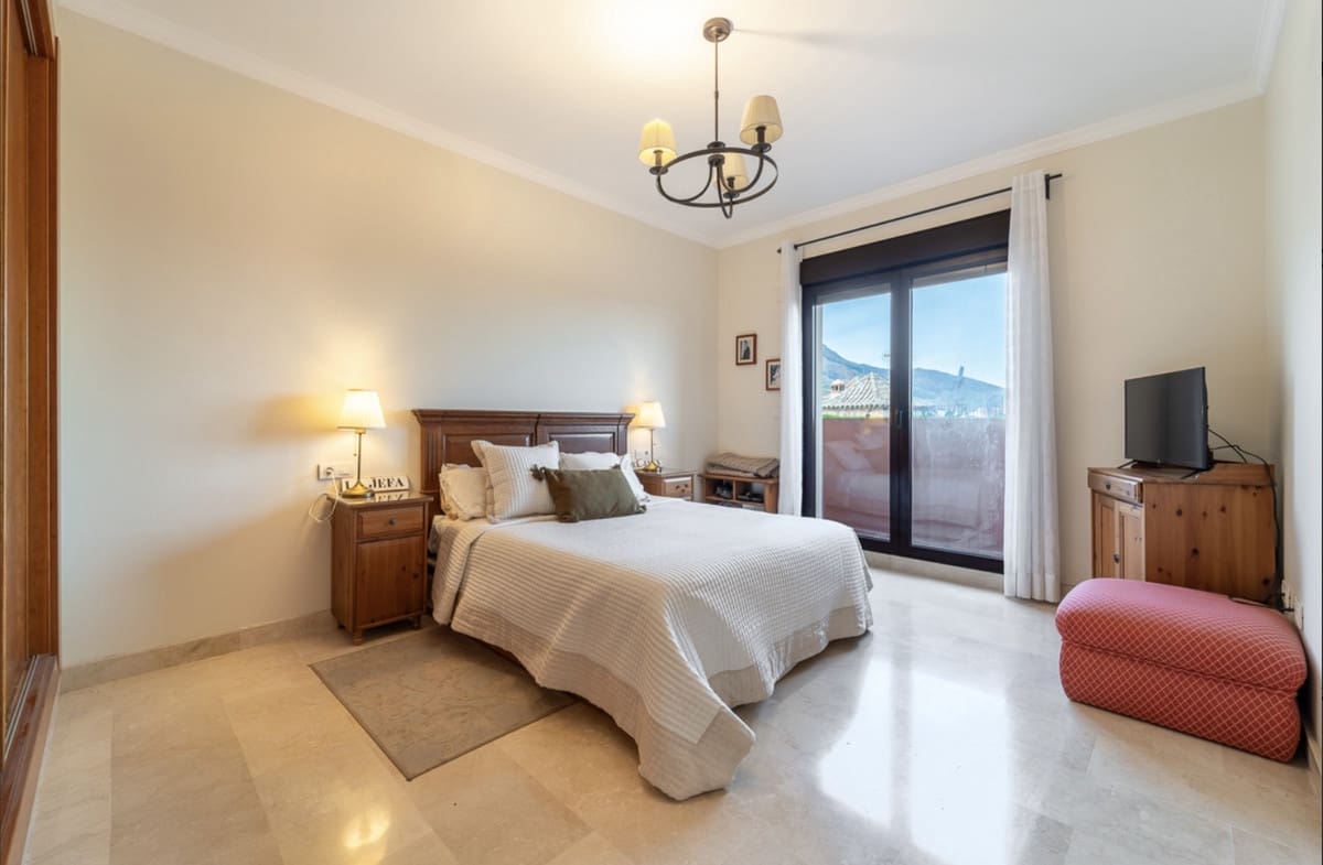Pareado de 4 habitaciones en Estepona en venta con piscina - 665.000 € (Ref: 9823455)