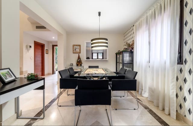Pareado de 4 habitaciones en Centro, Estepona en venta con piscina - 665.000 € (Ref: 9823455)