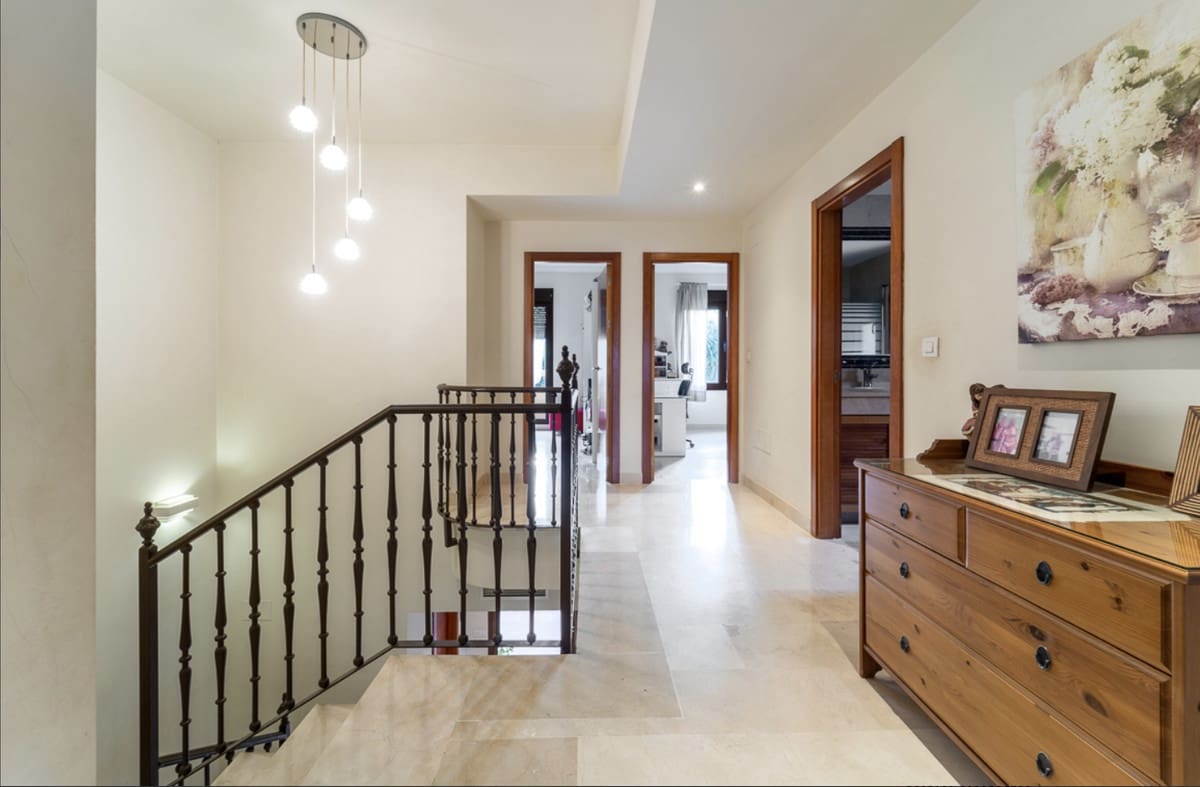 Pareado de 4 habitaciones en Estepona en venta con piscina - 665.000 € (Ref: 9823455)