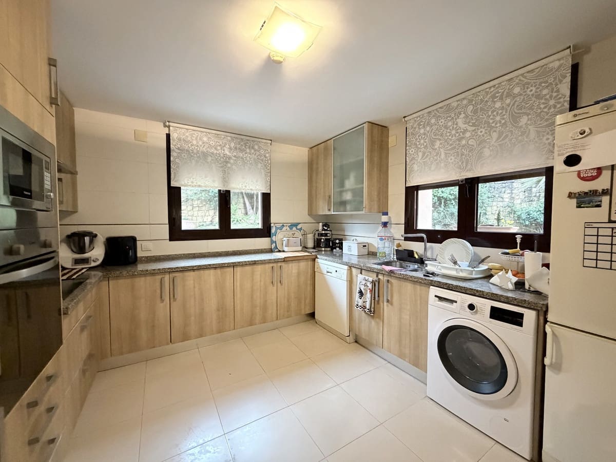 Pareado de 4 habitaciones en Estepona en venta con piscina - 665.000 € (Ref: 9823455)