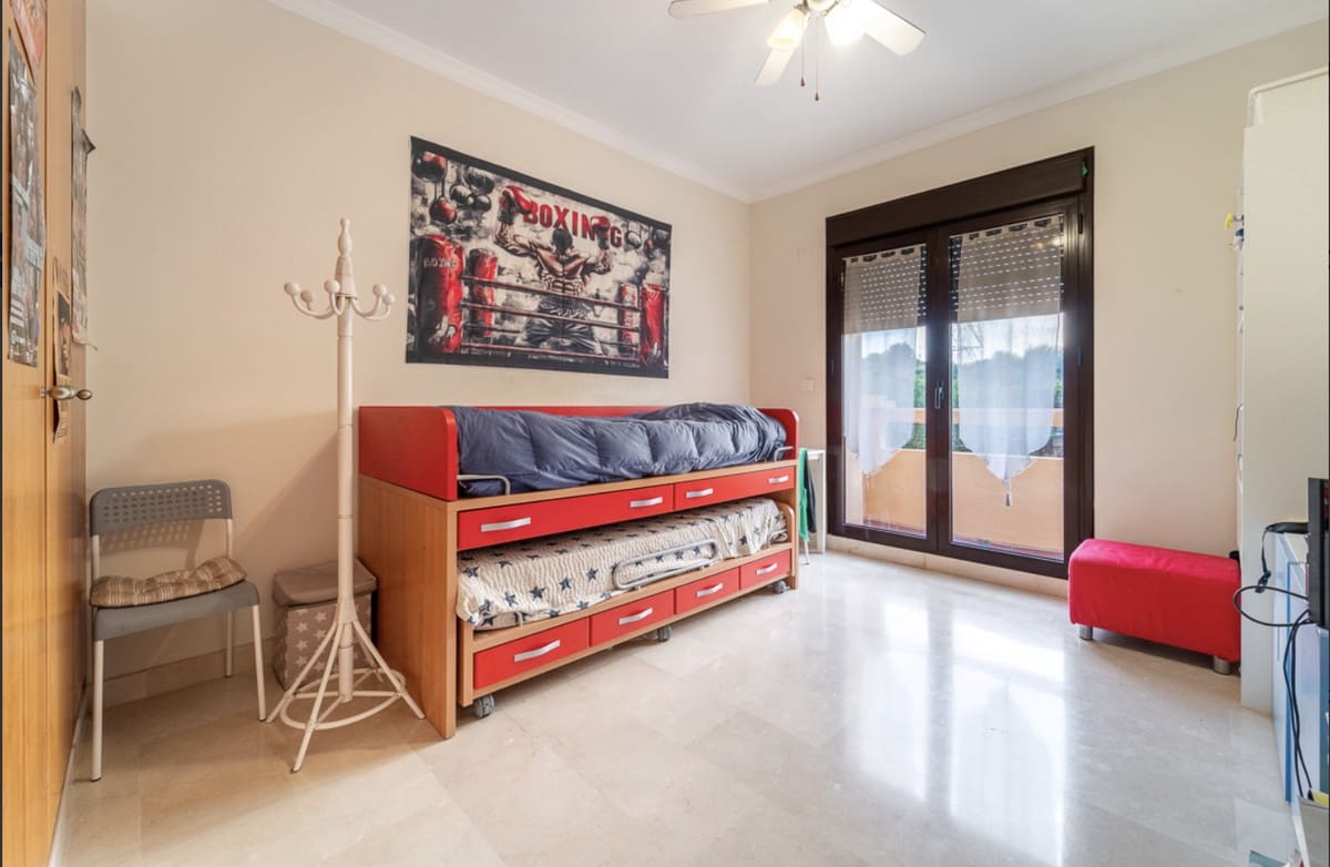 Pareado de 4 habitaciones en Estepona en venta con piscina - 665.000 € (Ref: 9823455)