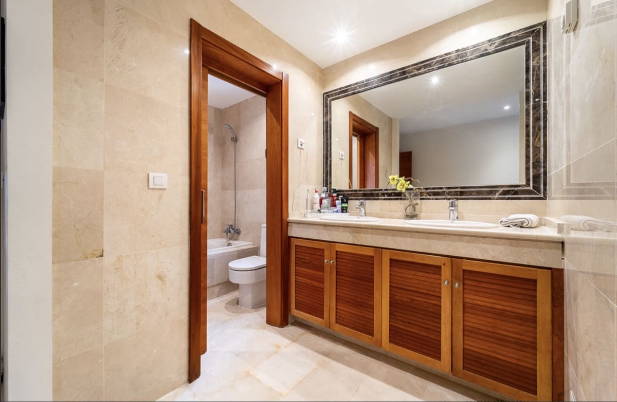 Pareado de 4 habitaciones en Estepona en venta con piscina - 665.000 € (Ref: 9823455)
