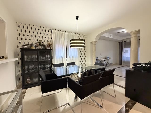 Pareado de 4 habitaciones en Centro, Estepona en venta con piscina - 665.000 € (Ref: 9823455)