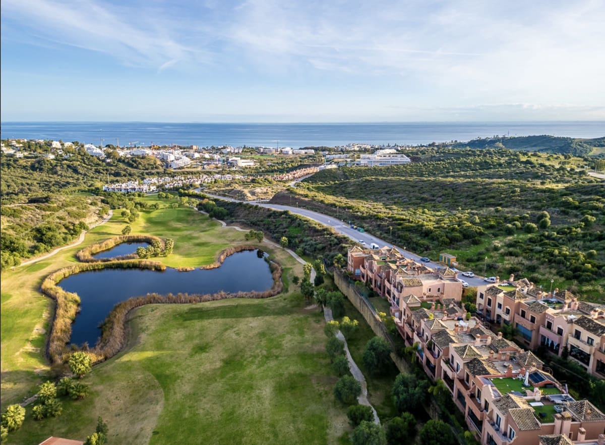 Pareado de 4 habitaciones en Estepona en venta con piscina - 665.000 € (Ref: 9823455)
