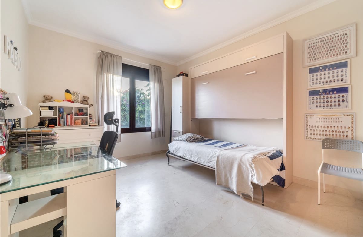 Pareado de 4 habitaciones en Estepona en venta con piscina - 665.000 € (Ref: 9823455)