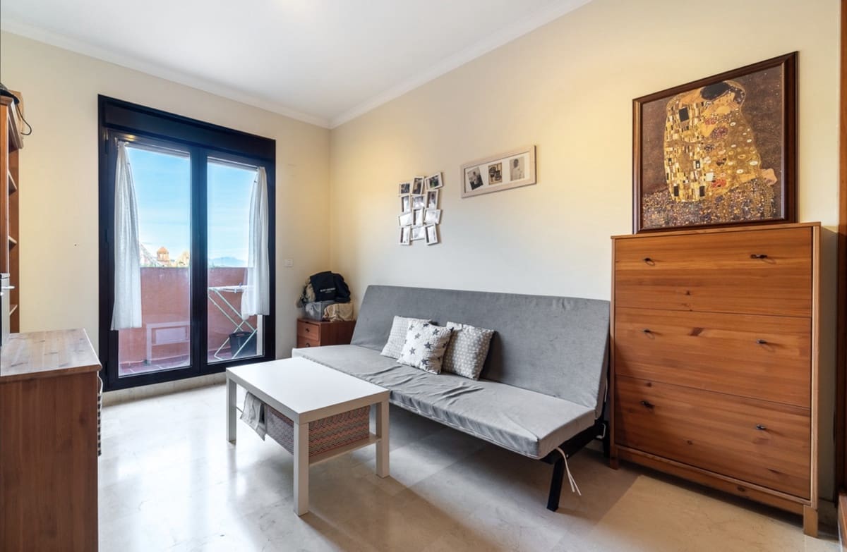 Pareado de 4 habitaciones en Estepona en venta con piscina - 665.000 € (Ref: 9823455)