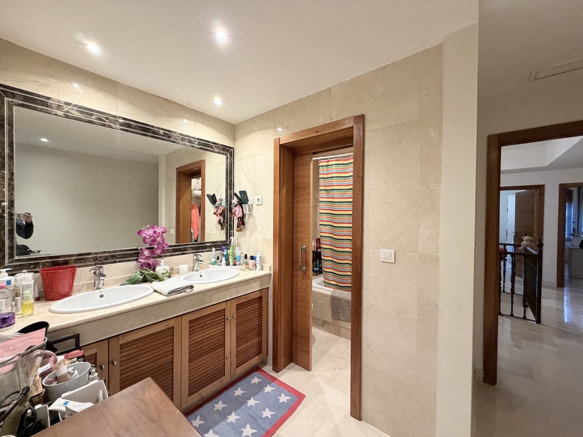 Pareado de 4 habitaciones en Estepona en venta con piscina - 665.000 € (Ref: 9823455)