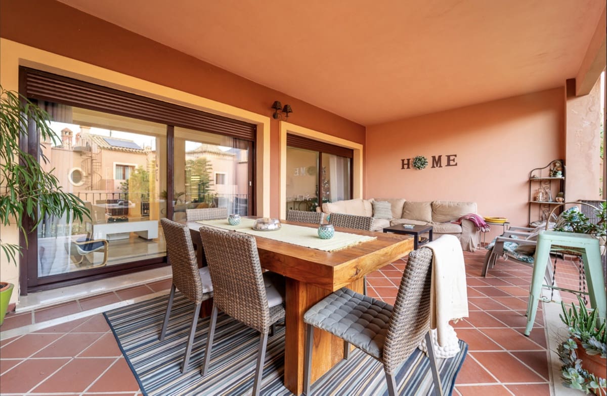 Pareado de 4 habitaciones en Estepona en venta con piscina - 665.000 € (Ref: 9823455)