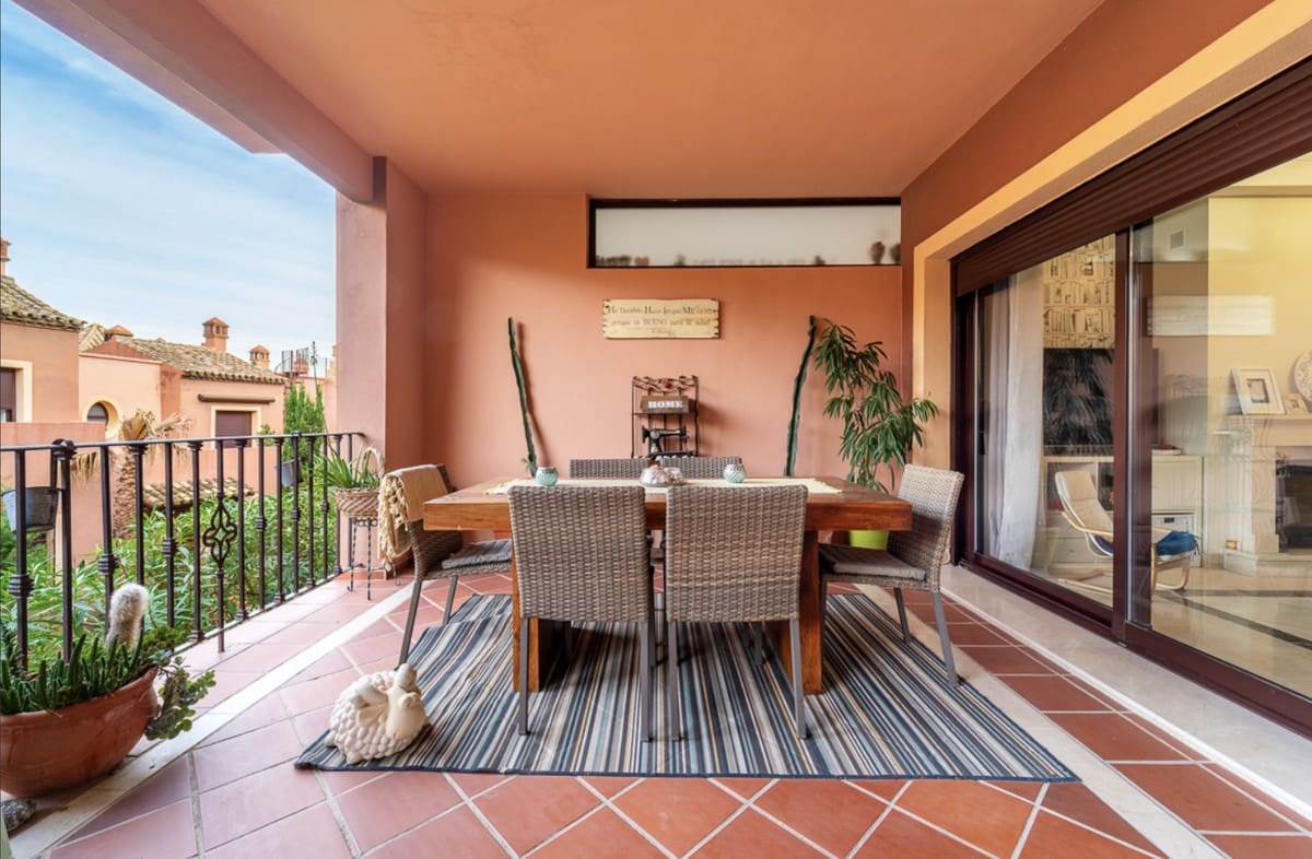 Pareado de 4 habitaciones en Estepona en venta con piscina - 665.000 € (Ref: 9823455)