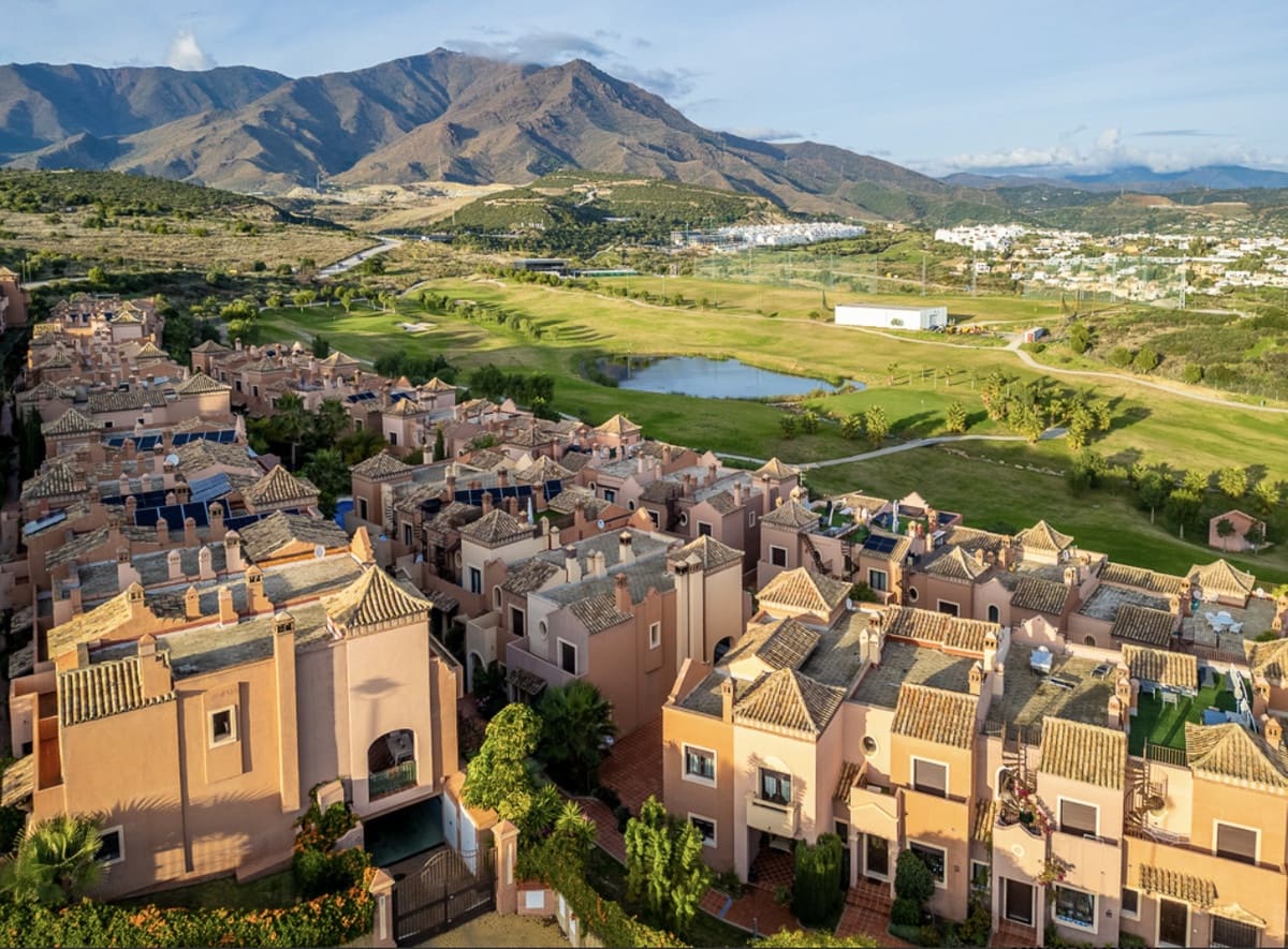 Pareado de 4 habitaciones en Estepona en venta con piscina - 665.000 € (Ref: 9823455)