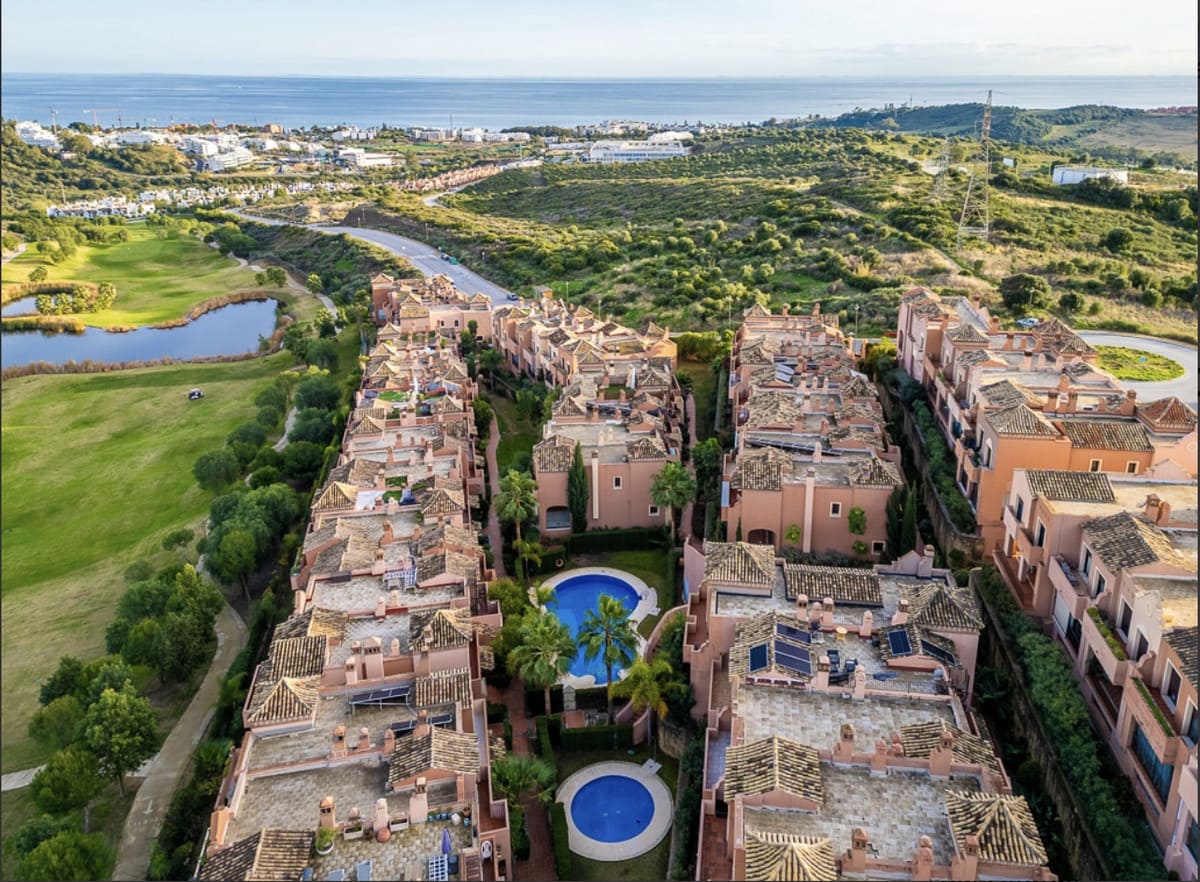 Pareado de 4 habitaciones en Estepona en venta con piscina - 665.000 € (Ref: 9823455)