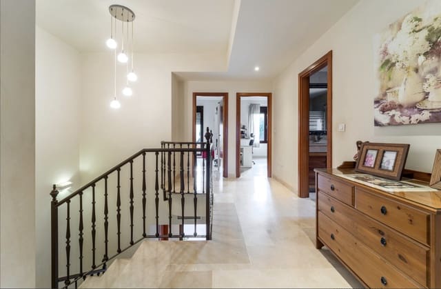 4 chambre Villa/Maison Semi-Mitoyenne à vendre à Centro, Estepona avec piscine - 665 000 € (Ref: 9823455)
