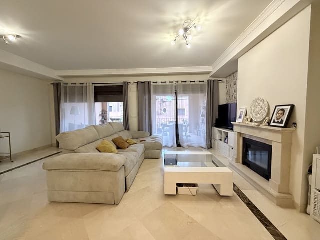 4 chambre Villa/Maison Semi-Mitoyenne à vendre à Centro, Estepona avec piscine - 665 000 € (Ref: 9823455)