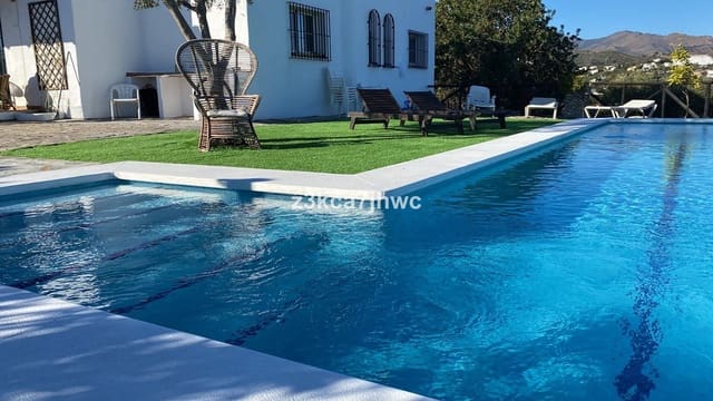 4 sypialnia Willa na sprzedaż w Centro, Estepona z basenem - 1 300 000 € (Ref: 9823456)