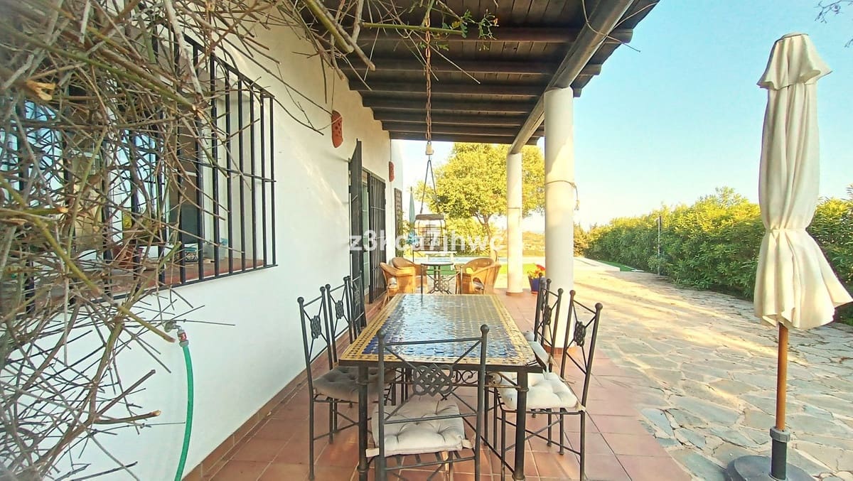 4 sypialnia Willa na sprzedaż w Estepona z basenem - 1 300 000 € (Ref: 9823456)