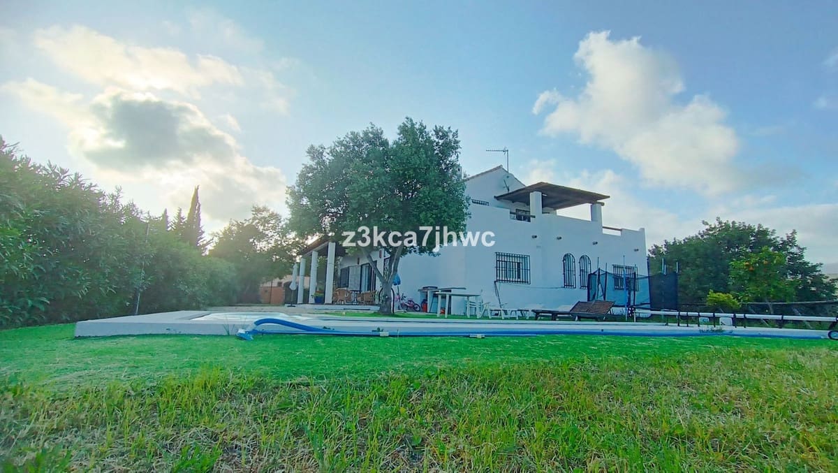 4 sypialnia Willa na sprzedaż w Estepona z basenem - 1 300 000 € (Ref: 9823456)