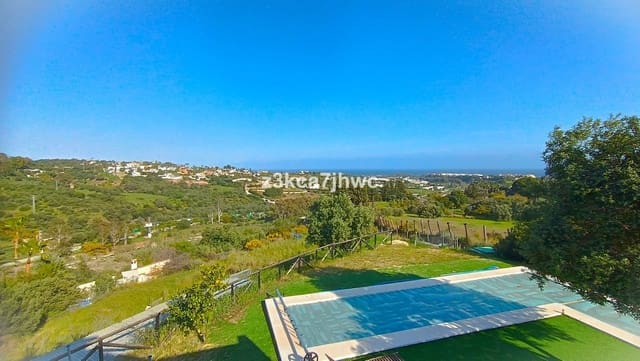4 sypialnia Willa na sprzedaż w Centro, Estepona z basenem - 1 300 000 € (Ref: 9823456)