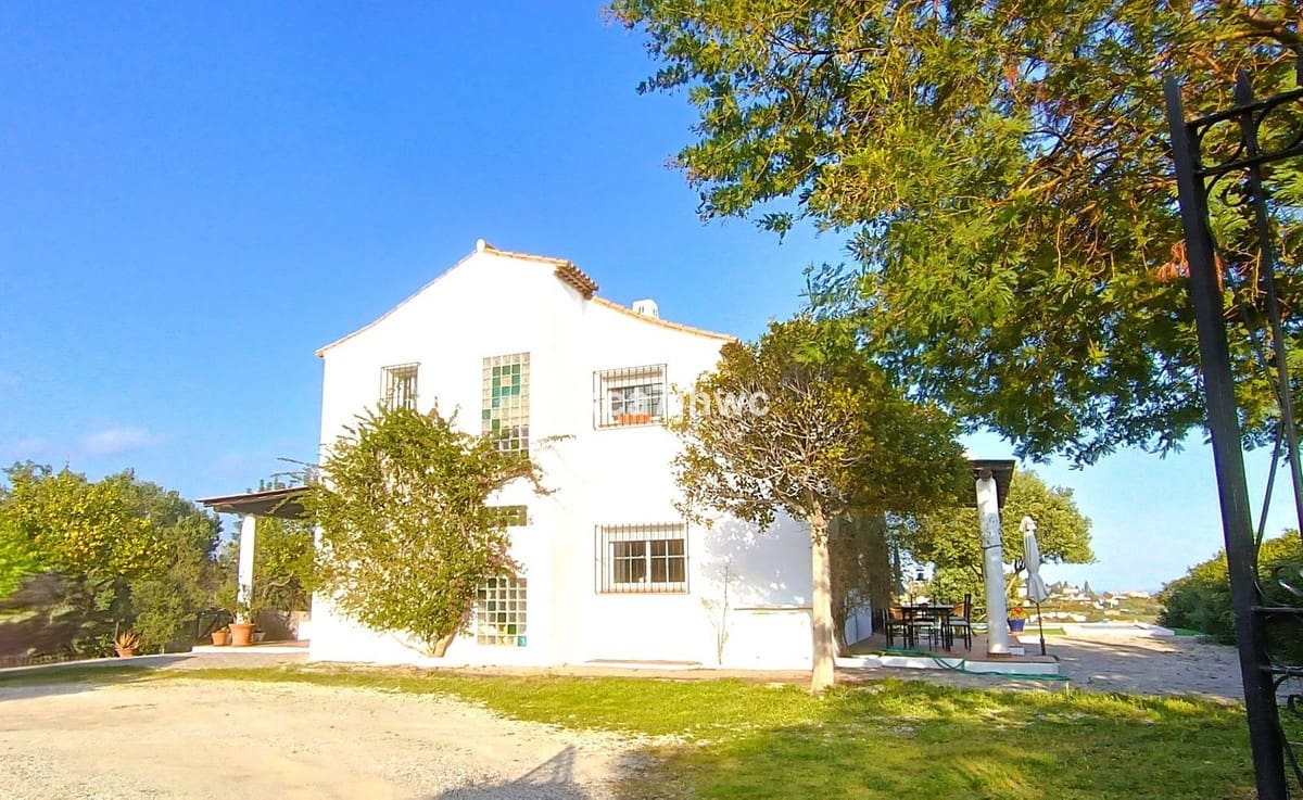 4 sypialnia Willa na sprzedaż w Estepona z basenem - 1 300 000 € (Ref: 9823456)
