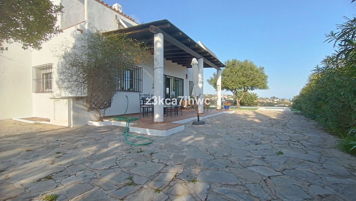 4 sypialnia Willa na sprzedaż w Estepona z basenem - 1 300 000 € (Ref: 9823456)