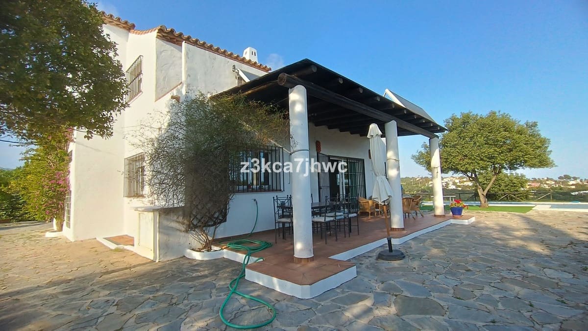 4 sypialnia Willa na sprzedaż w Estepona z basenem - 1 300 000 € (Ref: 9823456)