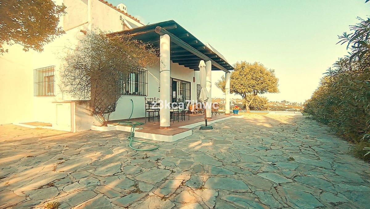 4 sypialnia Willa na sprzedaż w Estepona z basenem - 1 300 000 € (Ref: 9823456)