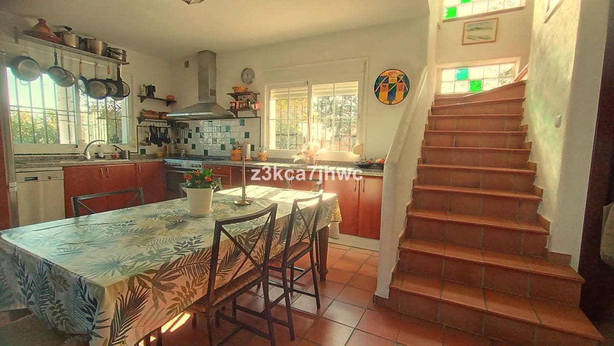 4 sypialnia Willa na sprzedaż w Estepona z basenem - 1 300 000 € (Ref: 9823456)