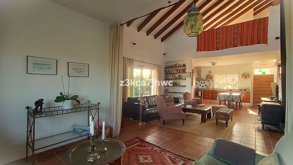 4 sypialnia Willa na sprzedaż w Estepona z basenem - 1 300 000 € (Ref: 9823456)