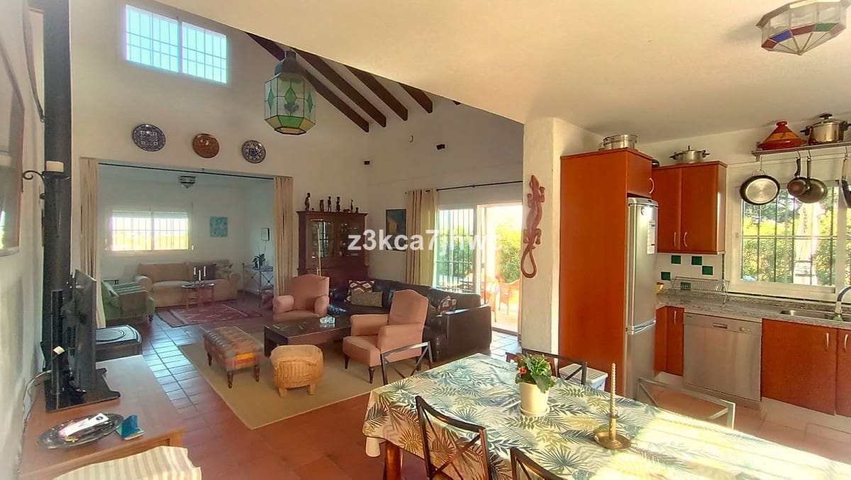 4 sypialnia Willa na sprzedaż w Estepona z basenem - 1 300 000 € (Ref: 9823456)