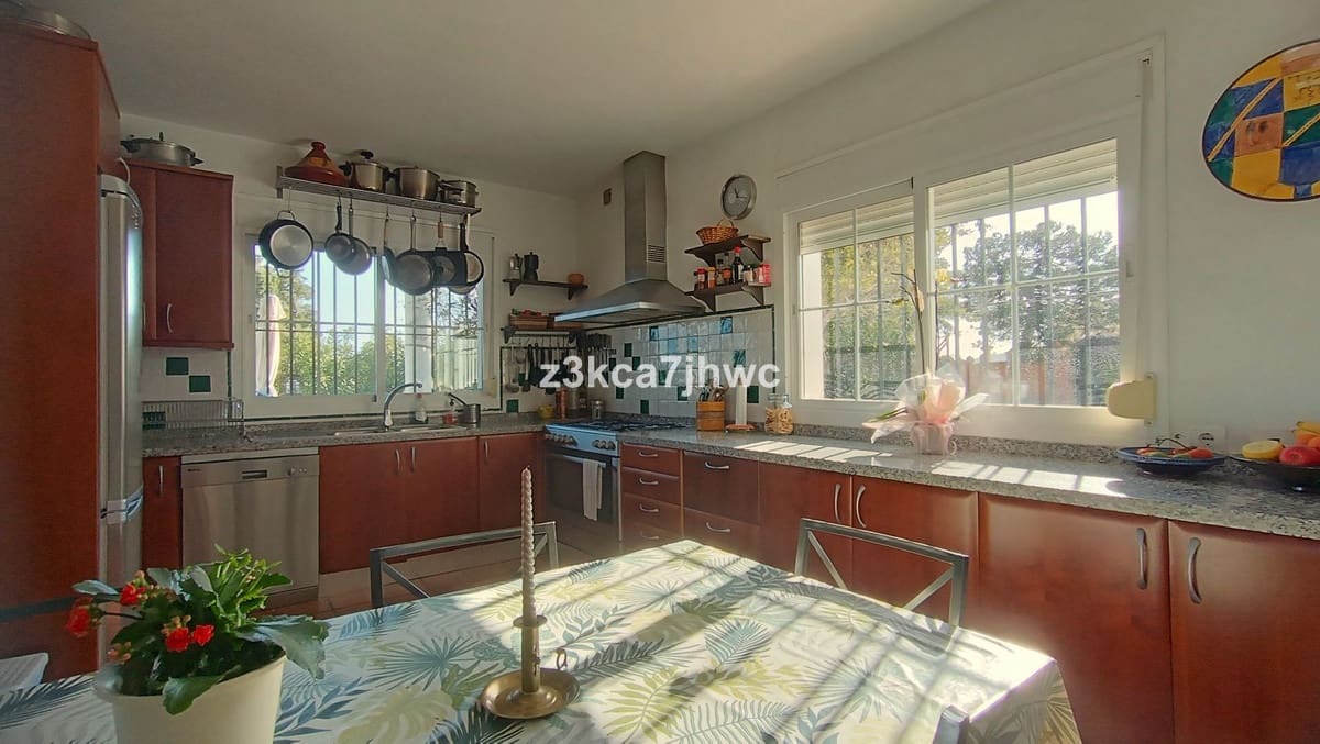 4 sypialnia Willa na sprzedaż w Estepona z basenem - 1 300 000 € (Ref: 9823456)