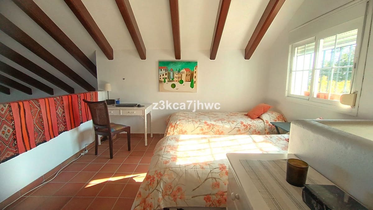 4 sypialnia Willa na sprzedaż w Estepona z basenem - 1 300 000 € (Ref: 9823456)
