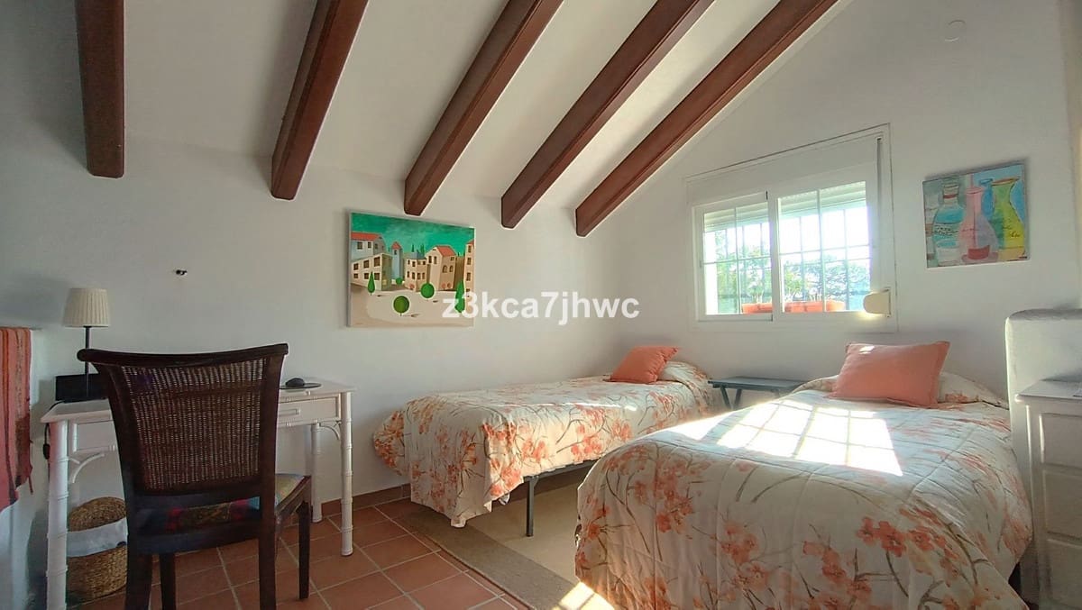 4 sypialnia Willa na sprzedaż w Estepona z basenem - 1 300 000 € (Ref: 9823456)
