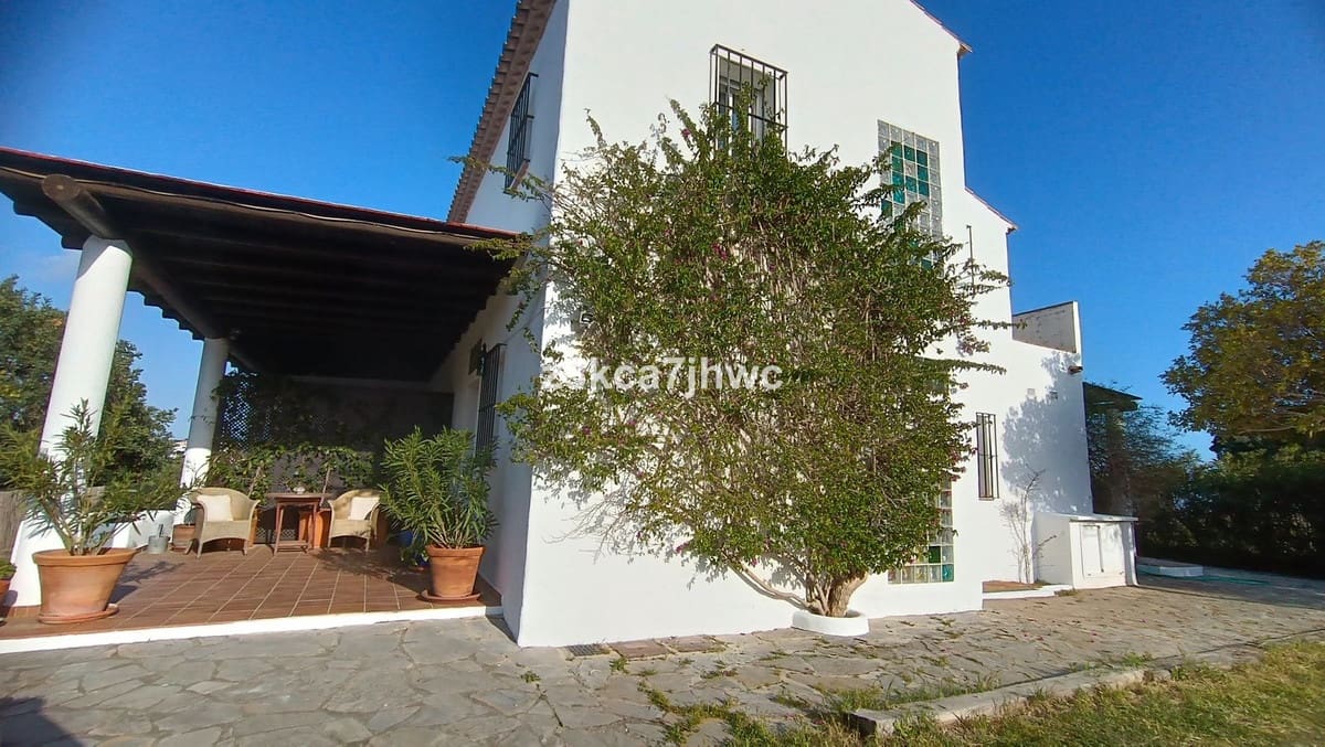 4 sypialnia Willa na sprzedaż w Estepona z basenem - 1 300 000 € (Ref: 9823456)