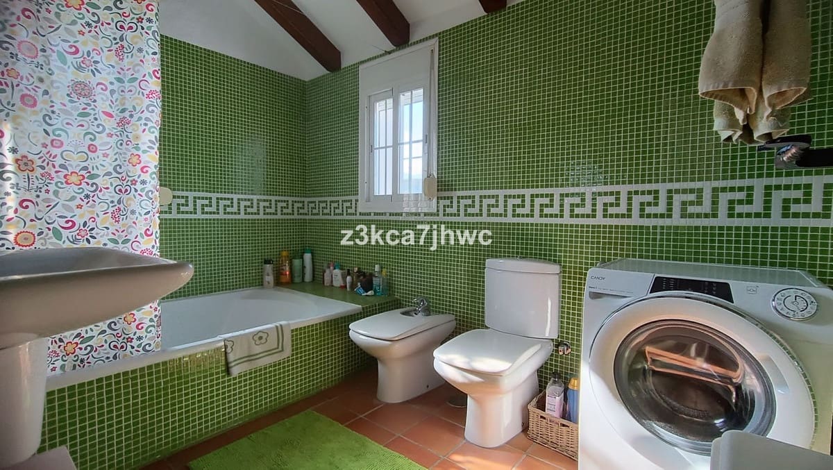 4 sypialnia Willa na sprzedaż w Estepona z basenem - 1 300 000 € (Ref: 9823456)