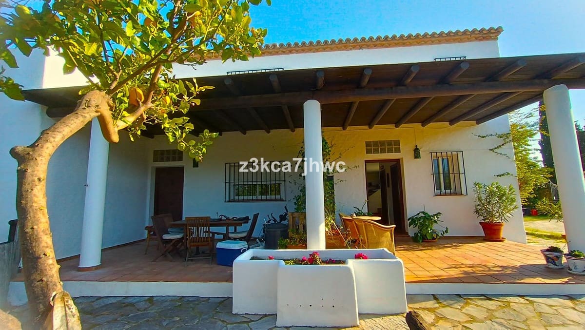 4 sypialnia Willa na sprzedaż w Estepona z basenem - 1 300 000 € (Ref: 9823456)