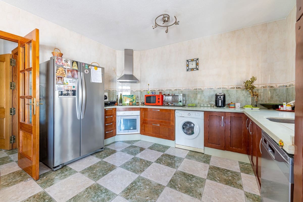 4 soveværelse Byhus til salg i Benalmadena med garage - € 630.000 (Ref: 9823458)