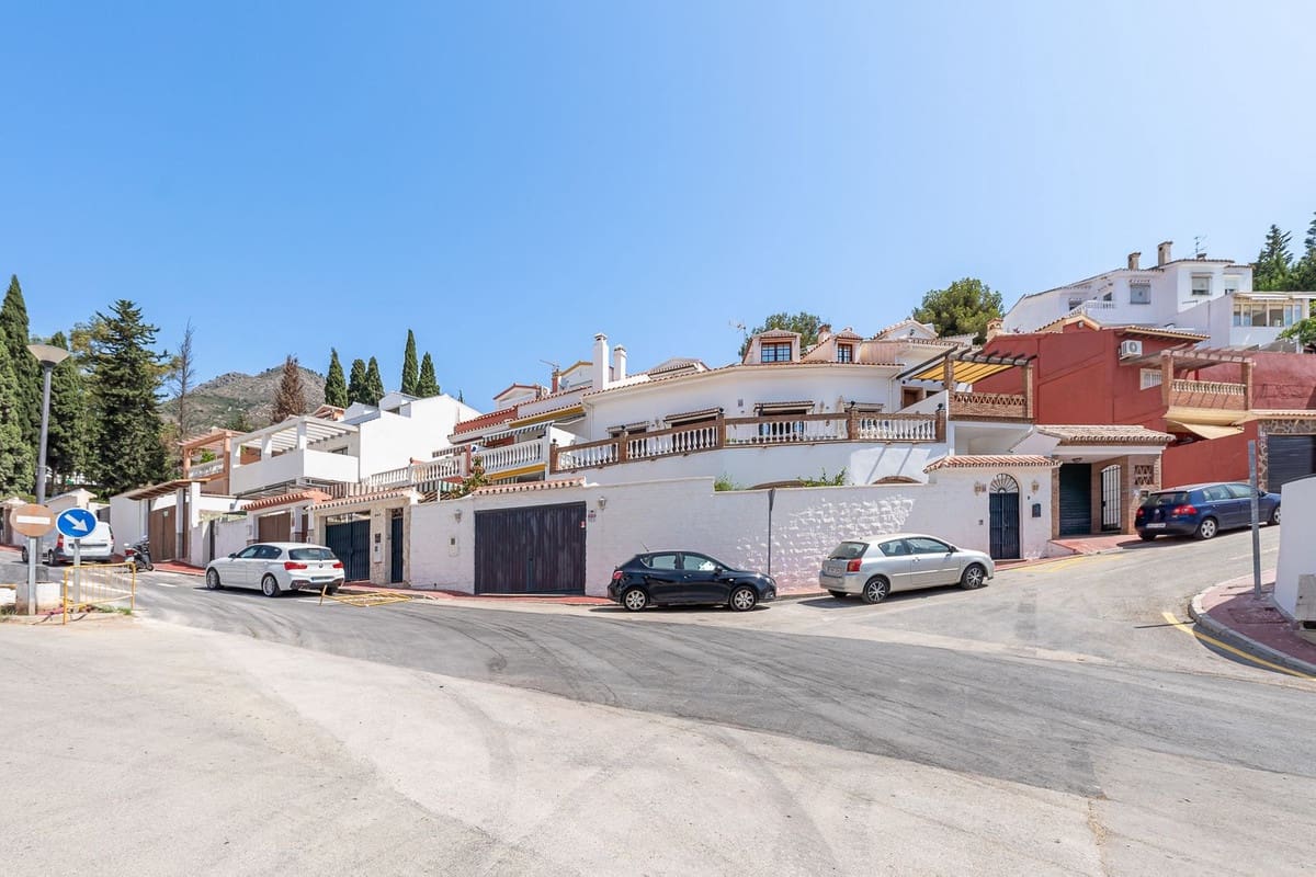 4 soveværelse Byhus til salg i Benalmadena med garage - € 630.000 (Ref: 9823458)
