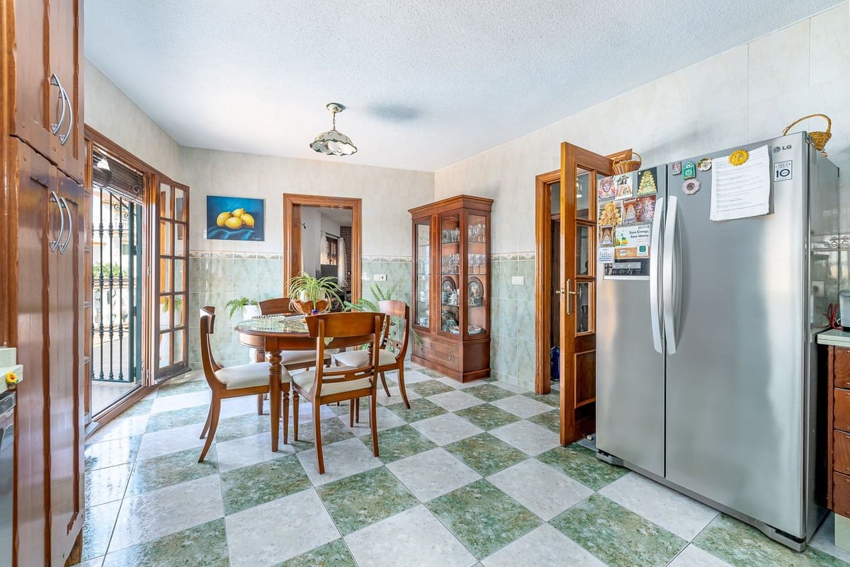 4 soveværelse Byhus til salg i Benalmadena med garage - € 630.000 (Ref: 9823458)