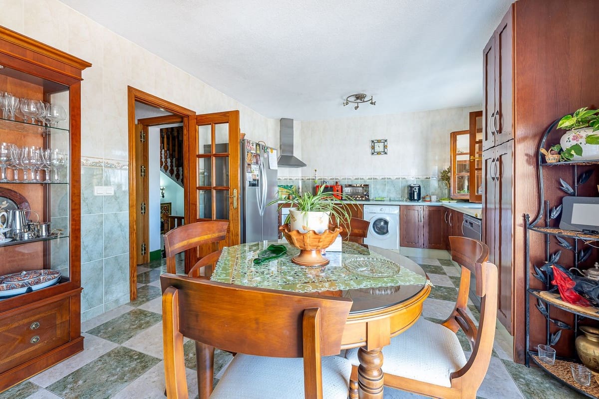 4 soveværelse Byhus til salg i Benalmadena med garage - € 630.000 (Ref: 9823458)