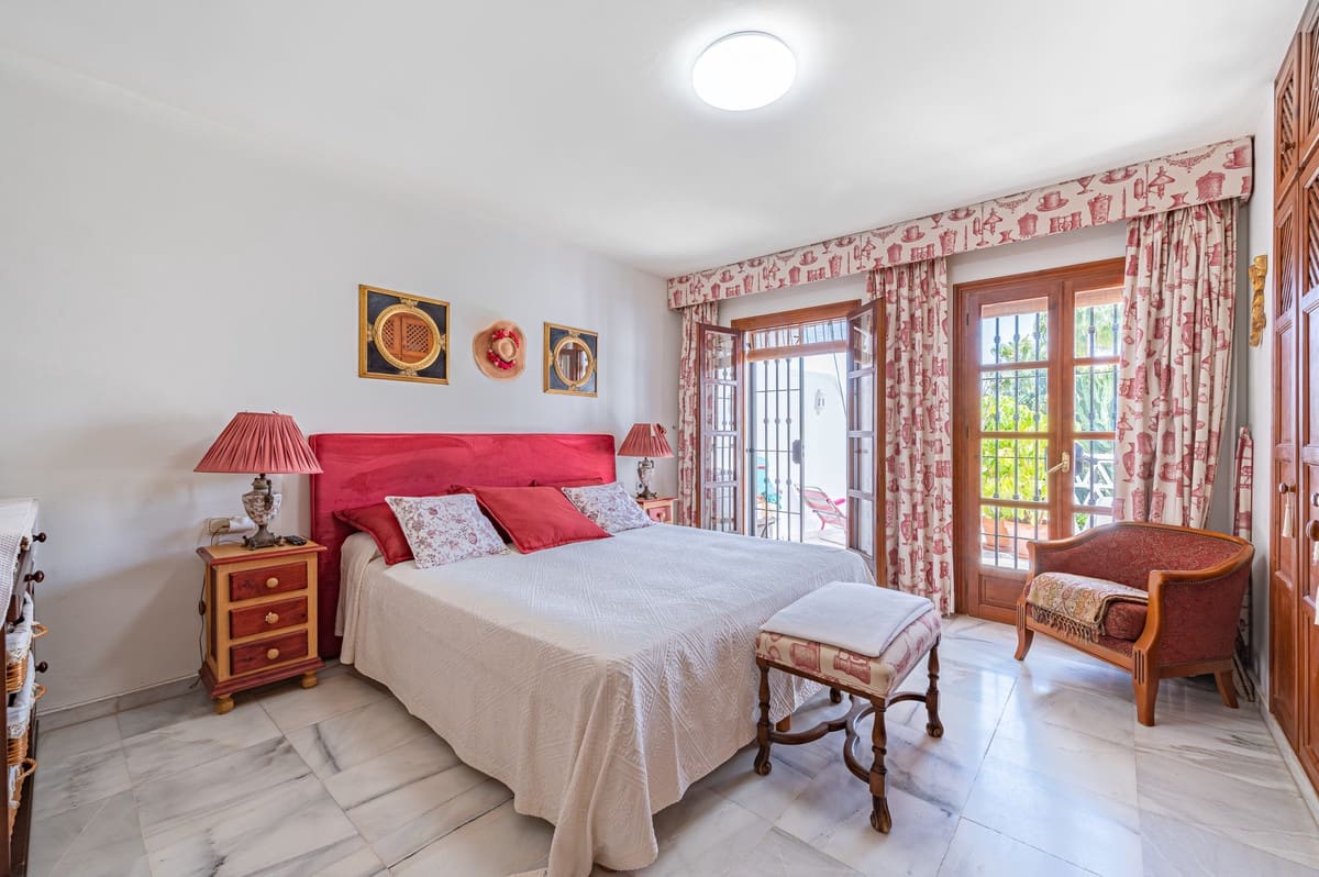 3 bedroom Townhouse for sale in Golden Mile with pool - € 680,000 (Ref: 9823459)