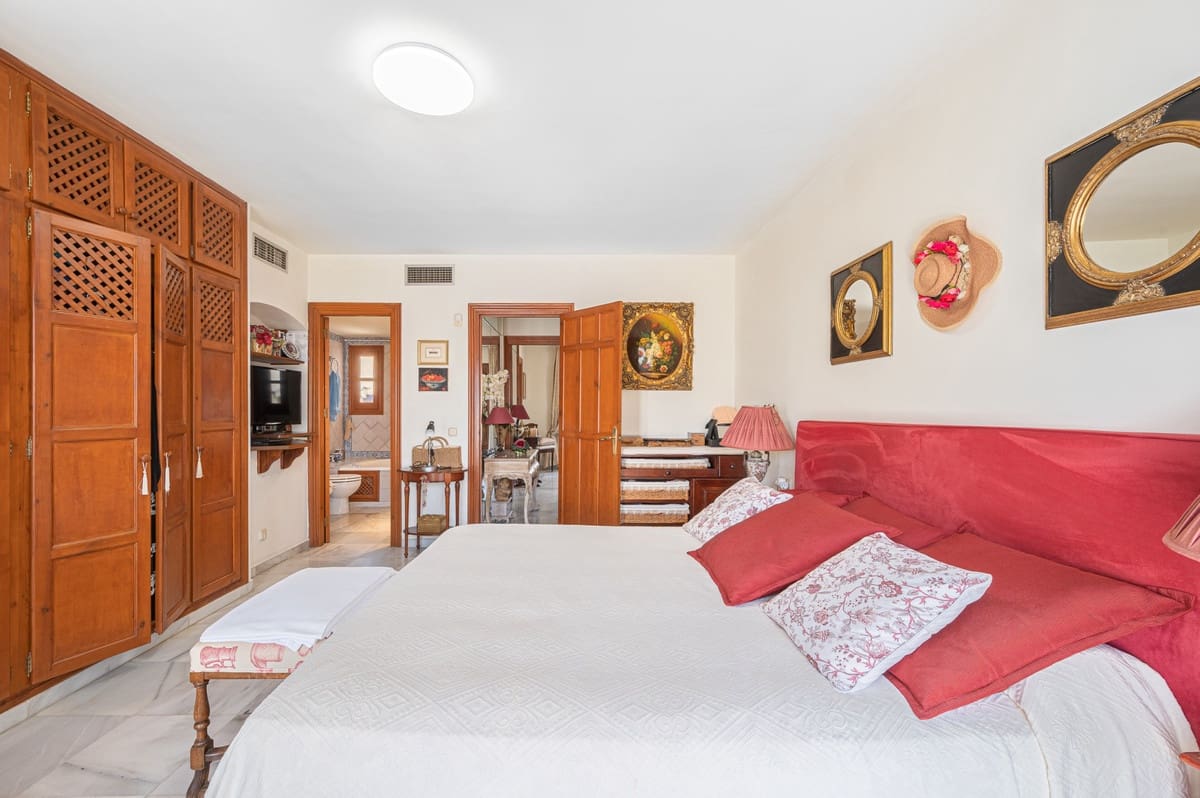 3 bedroom Townhouse for sale in Golden Mile with pool - € 680,000 (Ref: 9823459)