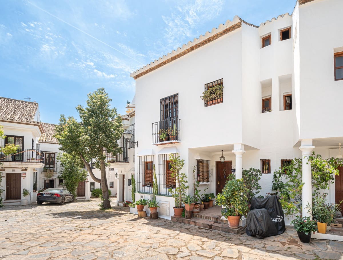 3 bedroom Townhouse for sale in Golden Mile with pool - € 680,000 (Ref: 9823459)