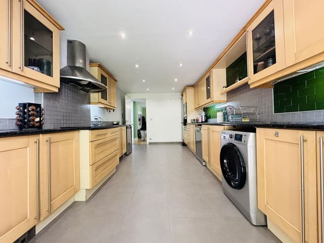 4 soveværelse Byhus til salg i La Duquesa / Puerto de la Duquesa, Manilva med swimmingpool garage - € 475.000 (Ref: 9823460)