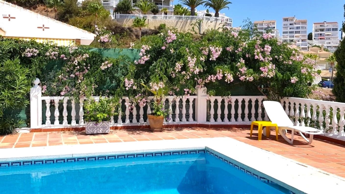 3 Zimmer Villa zu verkaufen in Mijas Costa mit Pool - 950.000 € (Ref: 9824974)