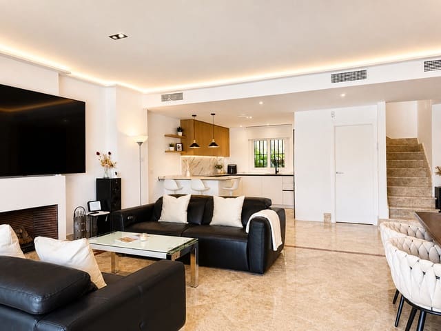 4 soveværelse Semi-Rækkehus til salg i Marbella med swimmingpool garage - € 1.485.000 (Ref: 9824975)