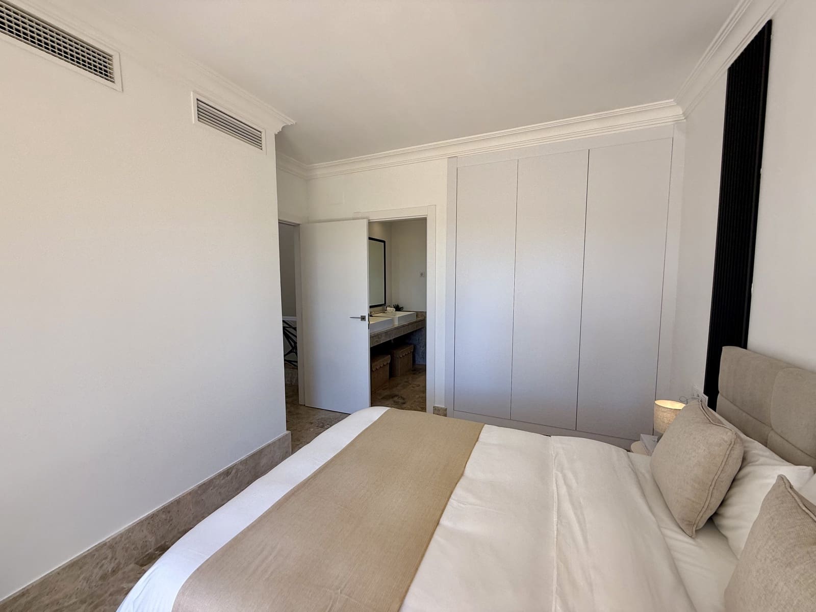 4 chambre Villa/Maison Semi-Mitoyenne à vendre à Marbella avec piscine garage - 1 485 000 € (Ref: 9824975)