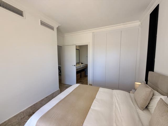 4 soveværelse Semi-Rækkehus til salg i Marbella med swimmingpool garage - € 1.485.000 (Ref: 9824975)